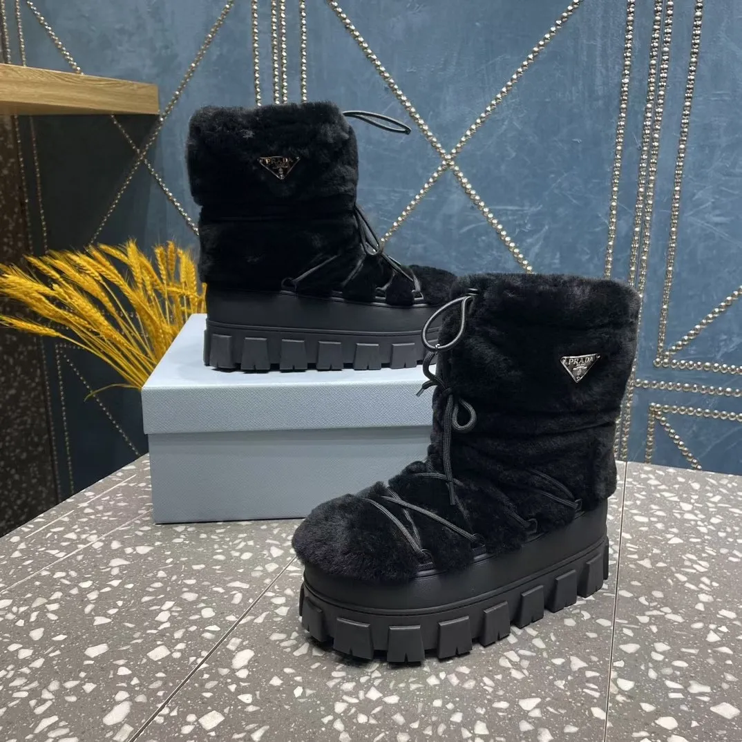👟👟Ex-factory price 700👟👟 The highest version on the market, Prada's king style, snow boots, ski boots, chubby, so cute and cute →_→ From the Prada limited series, unique. Shiny nylon Oblique upper with criss-cross straps for an ideal fit. The boots are made of technical fabric and have a short-cut version. They can be worn in the city or in the mountains. They make the calves slimmer, taller, warmer and have a concave shape. The boots and soles use the original waterproof effect. The size is 35-40. 41Customized